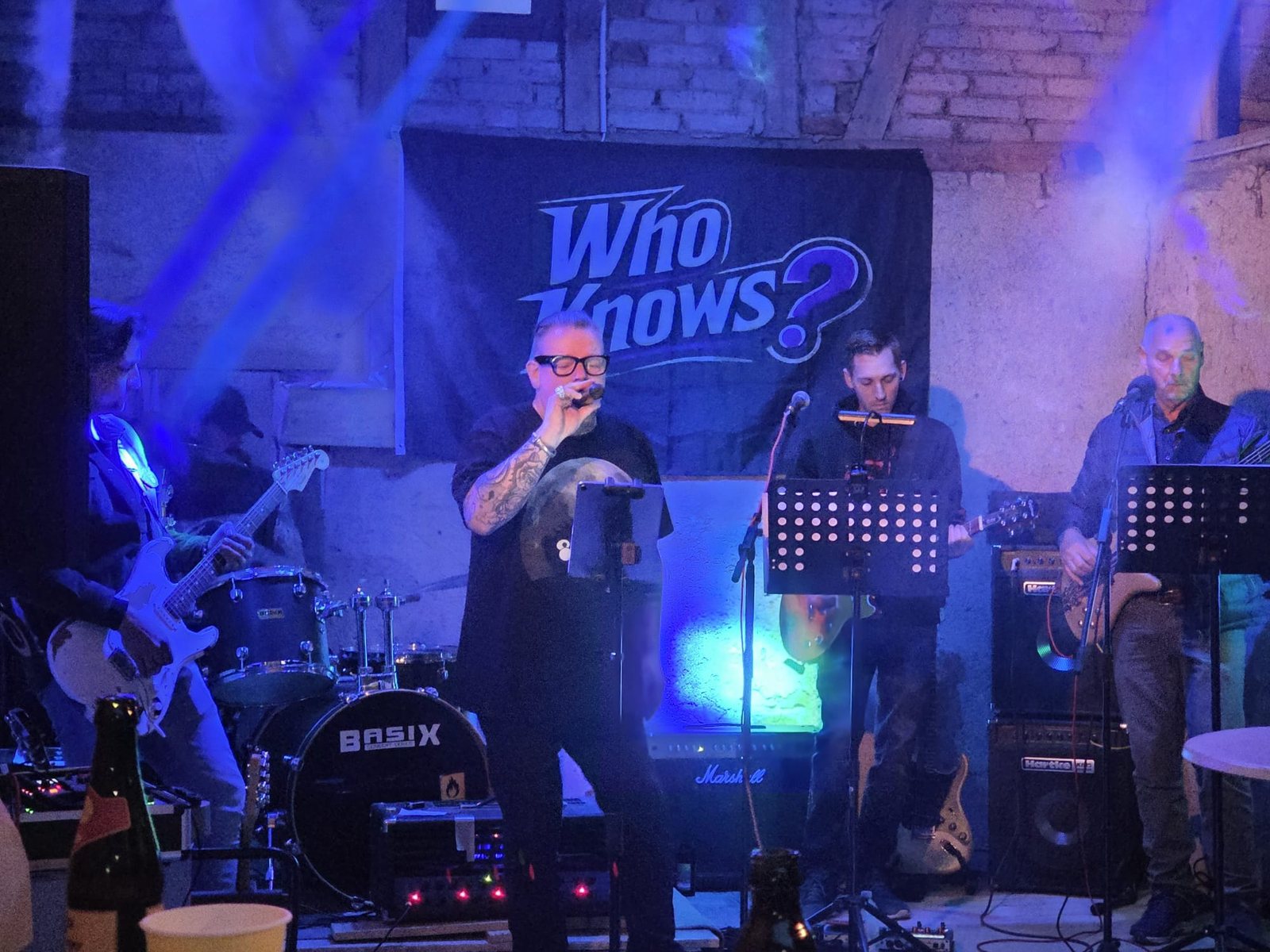 Die Band live auf der Bühne mit blauem Bühnenlicht